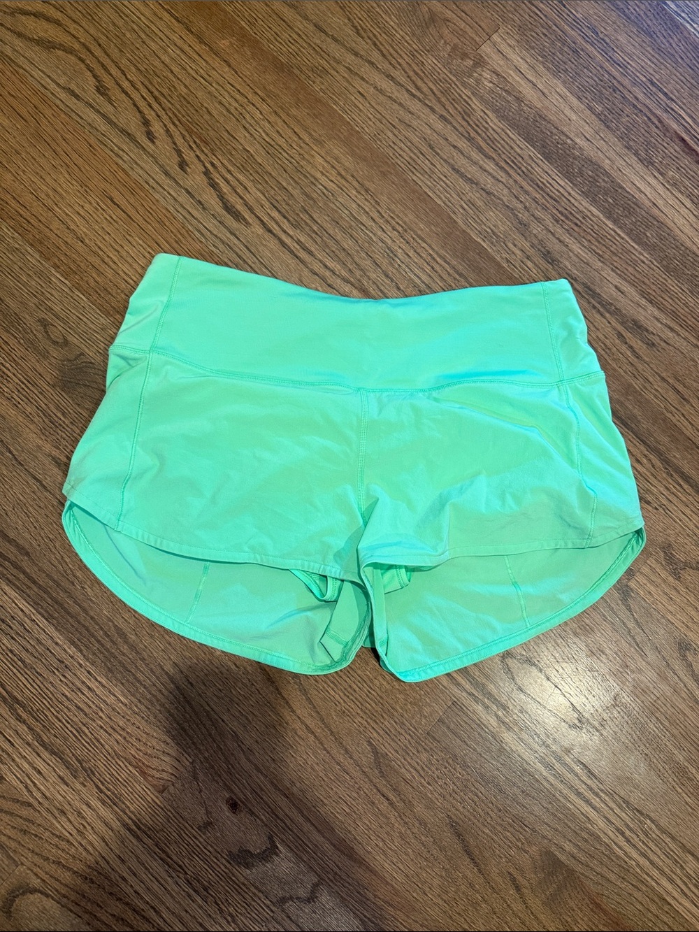 Like new lululemon Dragonfly green, 2.5 Speed up shorts, sz 10
